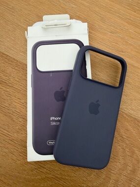 iPhone 17 Pro - Apple iPhone Silicone Case with MagSafe - Deep Purple